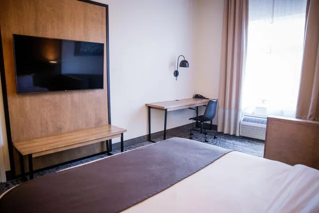 Lounge, Superior, King Bed, Courtyard Side View، AX Hotel Mont Tremblant 4/8
