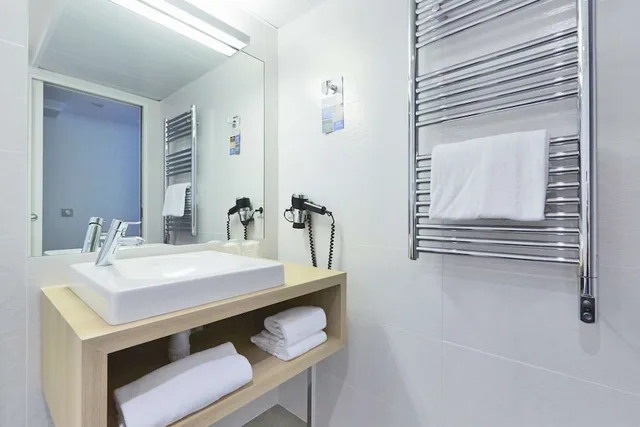 غرفة سوبيريور بسرير مزدوج وسرير فردي، Kyriad Paris 18 - Porte De Clignancourt - Montmartre 8/10