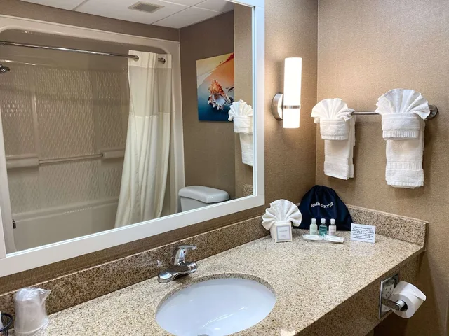 غرفة قياسية بسرير كينج مع أريكة، Clarion Hotel & Conference Center Toms River 3/4