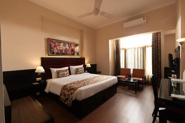 غرفة ديلوكس بسرير كينج، BROADWAY HOTEL 1/4