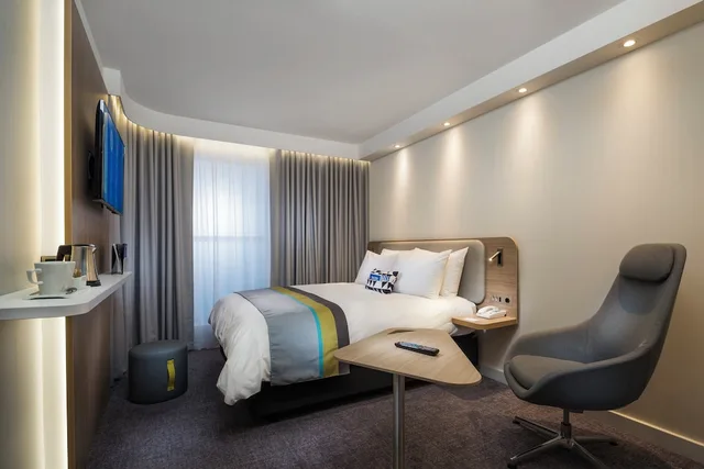 غرفة قياسية بسرير كوين، Holiday Inn Express Luzern Kriens 2/6