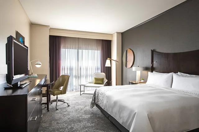 غرفة بسرير كينج، Renaissance Raleigh North Hills Hotel 1/8