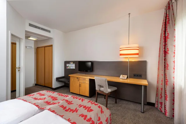غرفة قياسية بسرير كينج وسرير كوين، Holiday Inn Frankfurt Airport Neu Isenburg 2/9