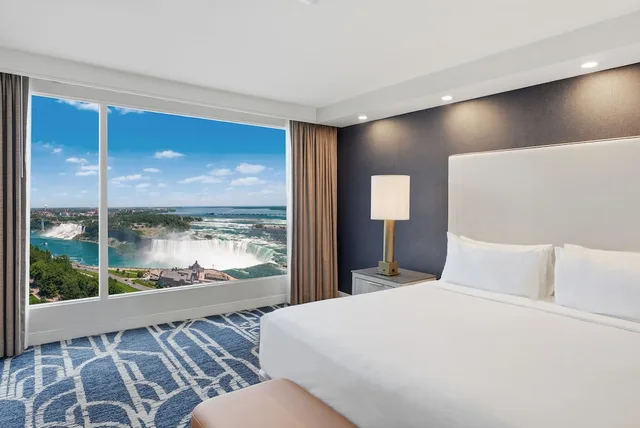 Presidential, Panoramic, Premium, Family, Suite, 1 King and 2 Queen Beds, Falls View، Embassy Suites By Hilton Niagara Falls Fallsview 1/6