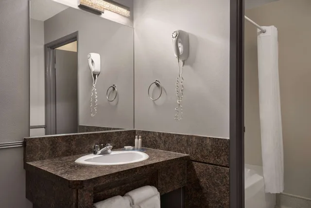 Room, King Bed, Exterior Entrance، Travelodge By Wyndham Brandon 5/6