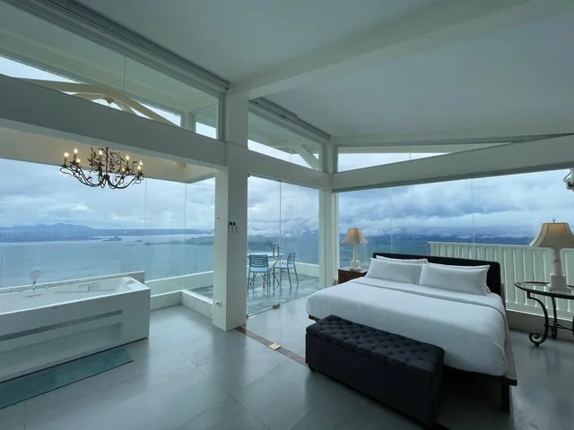 Sky, Club, Suite, King Bed, Hot Tub، The Carmelence View 2/2