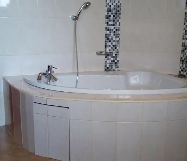 غرفة ديلوكس بسرير كينج بشرفة، Karen Crescent Hotel 1/1