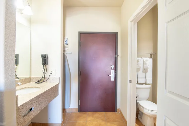 غرفة بسرير كينج، OYO Townhouse Clute Lake Jackson 8/9