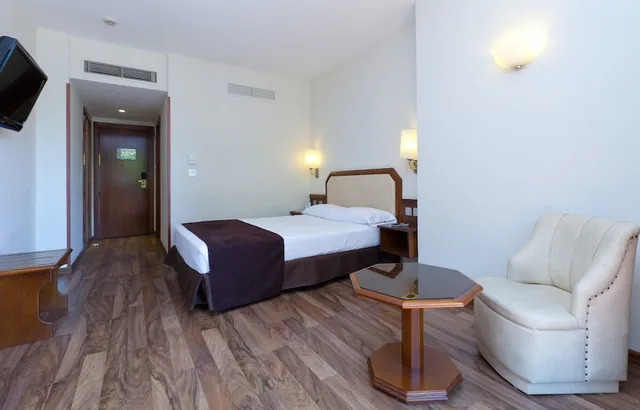 غرفة مفردة بسريرين منفصلين، Senator Barajas Hotel 8/10