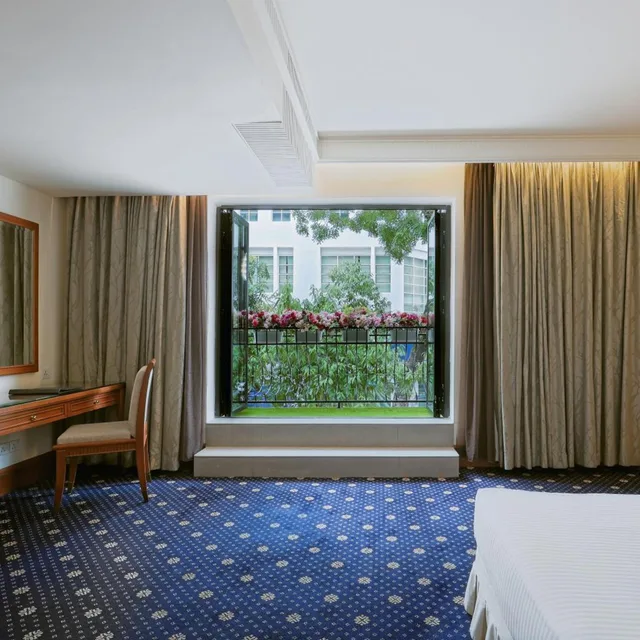 غرفة ديلوكس بسرير كينج بشرفة، The Jesselton Hotel 3/4