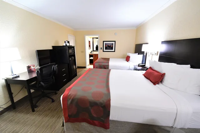 غرفة بسريرين كوين، Ramada Hotel & Conference Center By Wyndham Jacksonville 2/4