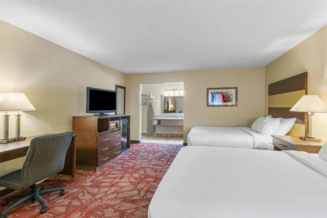 غرفة كبيرة بسريرين كوين بإطلالة على الفناء، Best Western Pine Springs Inn 3/4