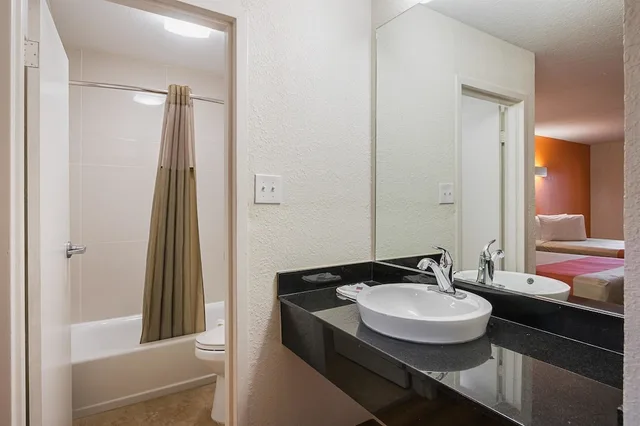 غرفة بريميوم بسريرين كوين، Motel6 Savannah, GA - Midtown 5/7