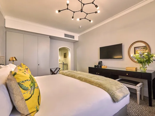 Classic Room, The Winchester Hotel 3/10