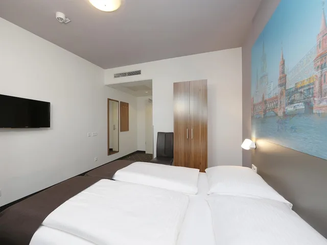 Room, French Bed, Queen Bed, B&B Hotel Berlin City-Ost (ex. Best Western Hotel City Ost) 4/9