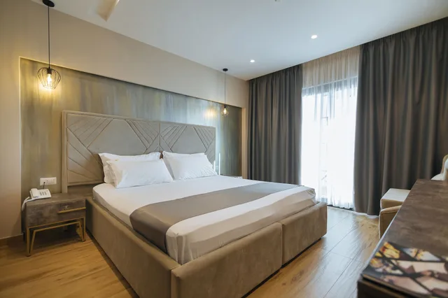 غرفة كومفورت بسرير كينج بإطلالة جزئية على البحر مع أريكة، Brilliant Hotel & SPA Golem 3/4