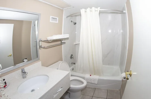 Standard, King Bed, Accessible, Super 8 By Wyndham St Charles 4/4