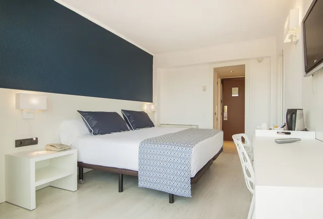 غرفة سوبيريور بإطلالة على البحر مفردة بسريرين منفصلين، Catalonia del Mar - Adults Only 1/7