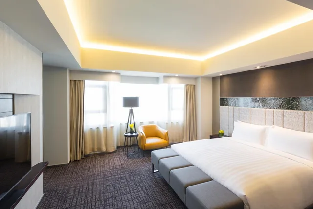 Junior Suite, Grand Mercure Shanghai Hongqiao 1/6