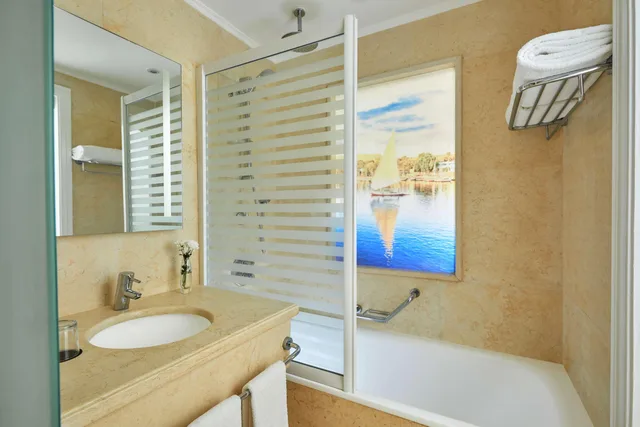 غرفة سوبيريور بسرير مزدوج بإطلالة على النهر، Steigenberger Resort Achti 2/2