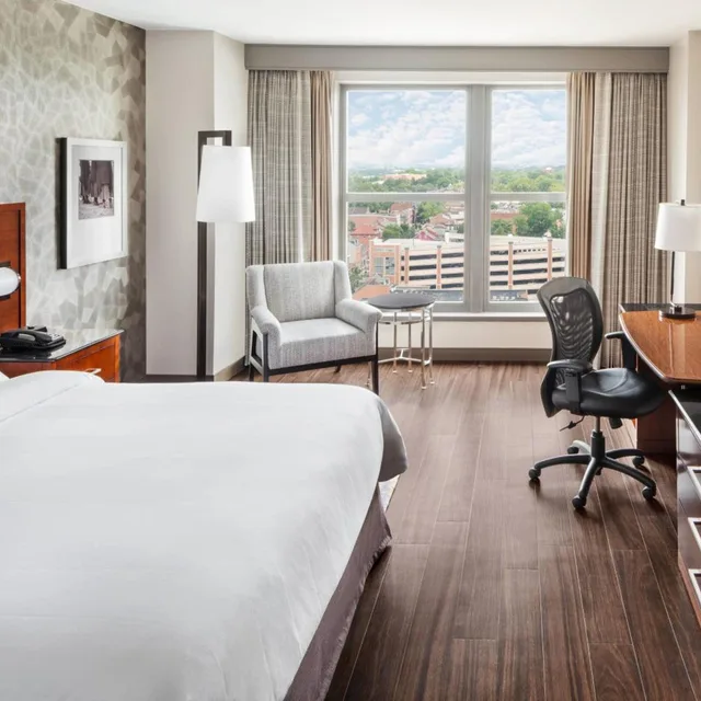 غرفة تنفيذية بسرير كينج بإطلالة على المدينة، Lancaster Marriott at Penn Square 1/1