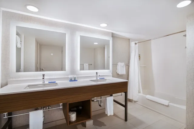 جناح بسرير كينج مع أريكة، Holiday Inn Express Suites Langley 3/4
