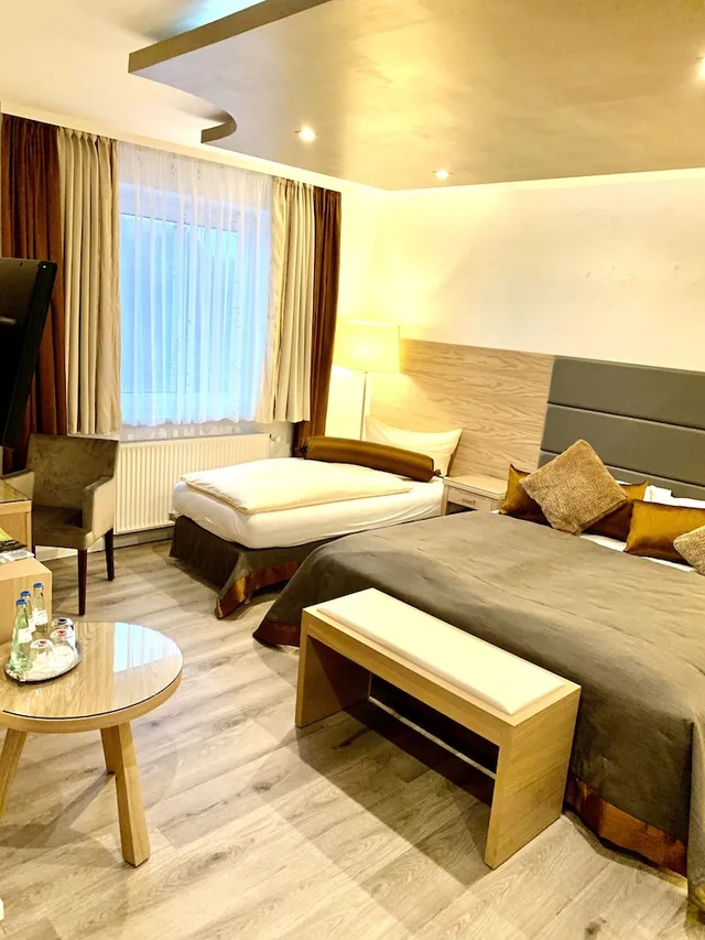 Family, 1 King and 1 Single Beds, Boutique Hotel Goldene Henne 5/7