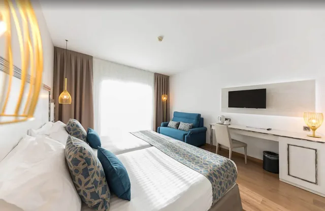 غرفة سوبيريور بسريرين منفصلين بإطلالة على البحر بشرفة، Park Hotel San Jorge 1/4
