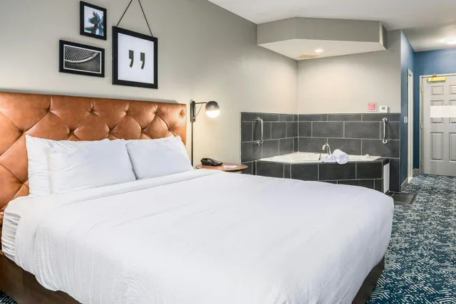 Specialty, Studio, King Bed, Sofa, Bathtub، Country Inn & Suites By Radisson Manchester Airport Nh 2/5