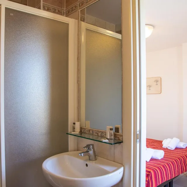 غرفة بسرير مزدوج بإطلالة على البحر، Hotel Beverly 5/9