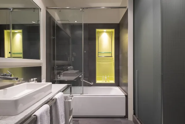 2 Bedrooms, Family, 2 Queen Beds, 2 Bathrooms، Hotel Sixtytwo Barcelona 3/3