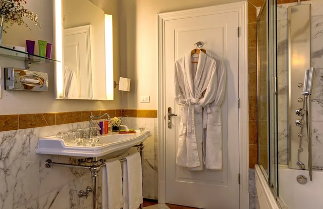 غرفة ديلوكس بسرير مزدوج، VILLA TOLOMEI HOTEL AND RESORT 3/4