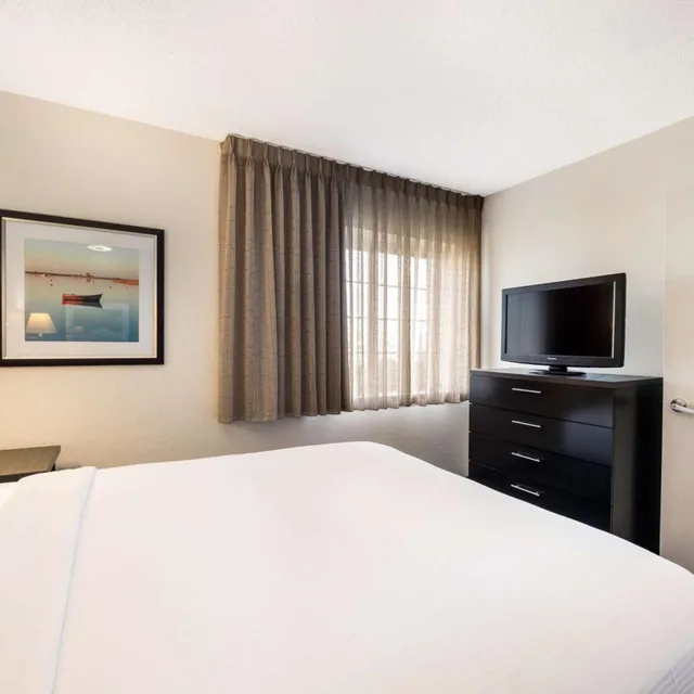 جناح بسرير كوين بغرفة نوم واحدة بحوض استحمام لذوي الإعاقة، Sonesta Simply Suites Chicago O'Hare Airport 3/10