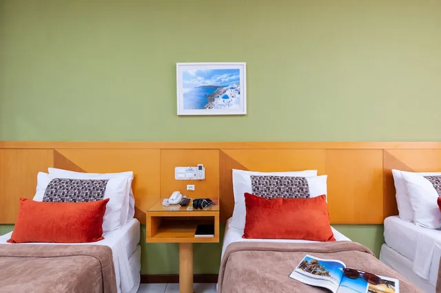غرفة قياسية ثلاثية بسريرين منفصلين وثلاثة أسرّة، Hotel Santorini 10/10