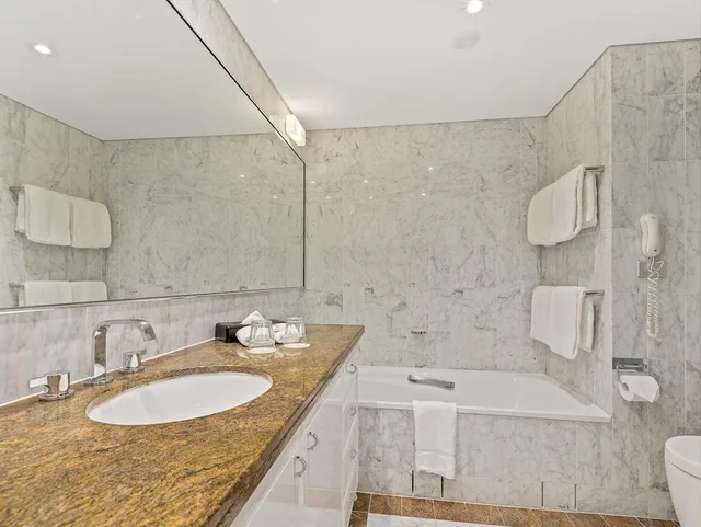 1 Bedroom, Renovated, Suite, Apartment, King Bed, City View، The Sebel Quay West Suites 3/5