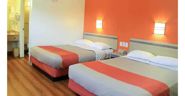 2 Queen Beds - Suite, Non-Smoking, Micfridge، Motel6 Enfield, CT - Hartford 1/4