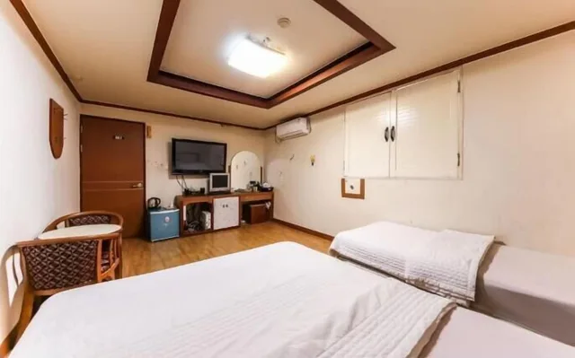 Deluxe, 1 Double and 1 Single Bed, Prince Motel 1/6