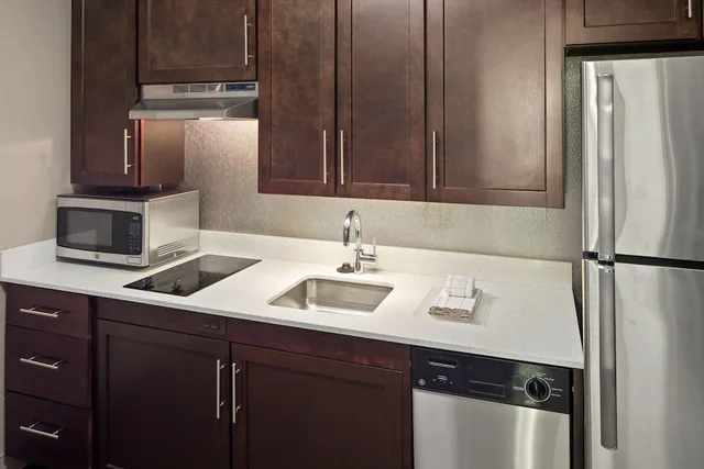 جناح بسرير كينج بغرفة نوم واحدة مع أريكة لذوي الإعاقة، TownePlace Suites Boston Logan Airport/Chelsea 5/5