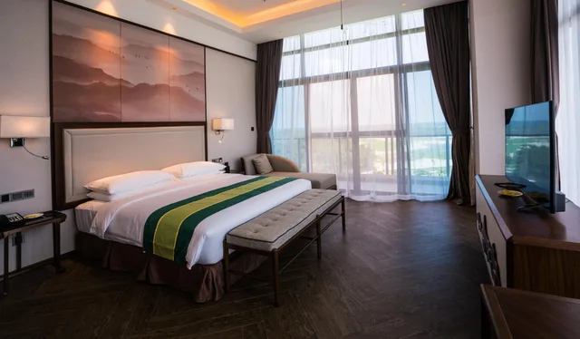 جناح سوبيريور بسرير كينج، Forest City Golf Hotel 1/1