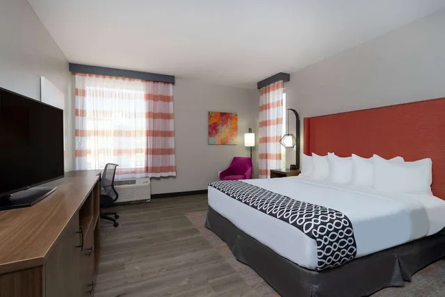 غرفة بسرير كينج لذوي الإعاقة، La Quinta Inn & Suites by Wyndham Pflugerville 1/4