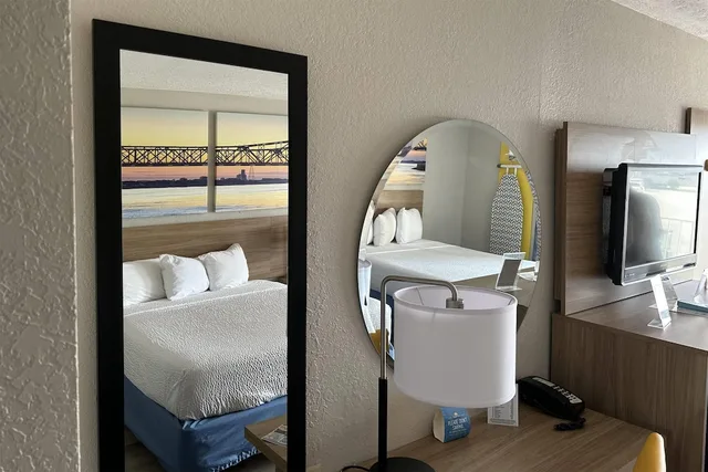 Room, 2 Queen Beds, Days Inn By Wyndham Louisville Airport Fair And Expo Center 7/9