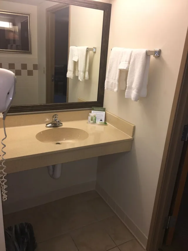 غرفة بسرير كينج لذوي الإعاقة، Americinn By Wyndham Monmouth 5/6