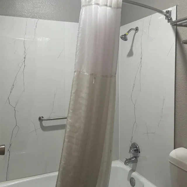 غرفة ديلوكس بسرير كينج للمدخنين، Studio6 Lake Jackson, TX 5/6