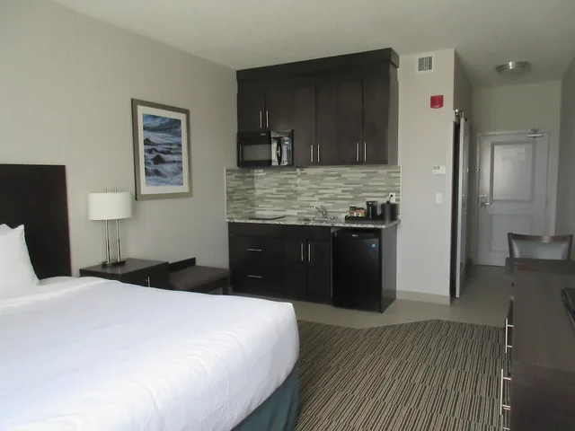 غرفة قياسية بسرير كينج بمطبخ صغير، Best Western Plus Airdrie Gateway 3/5