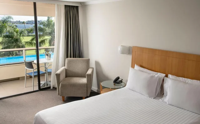 غرفة بريميوم بسرير كينج وسرير كوين بإطلالة على النهر بشرفة، Crowne Plaza Perth 6/10