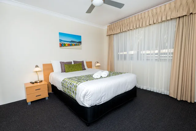 غرفة بسرير مزدوج بإطلالة على الحديقة بغرفة نوم واحدة مع أريكة، Beaches Serviced Apartments 1/4