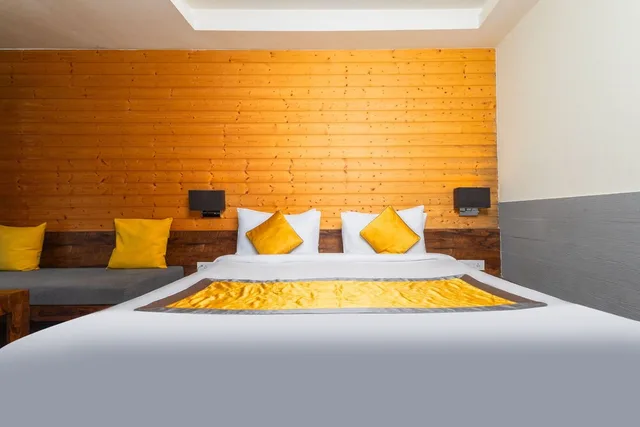 Deluxe, Double Bed, Yashshree Sanderling 1/10