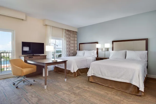 استوديو بسريرين كوين بإطلالة على الشاطئ مع أريكة لذوي الإعاقة، Hampton Inn and Suites by Hilton Clearwater Beach 6/10