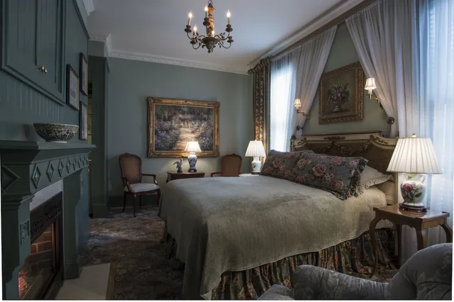 Rose, Queen Bed، The Chanler at Cliff Walk 1/2