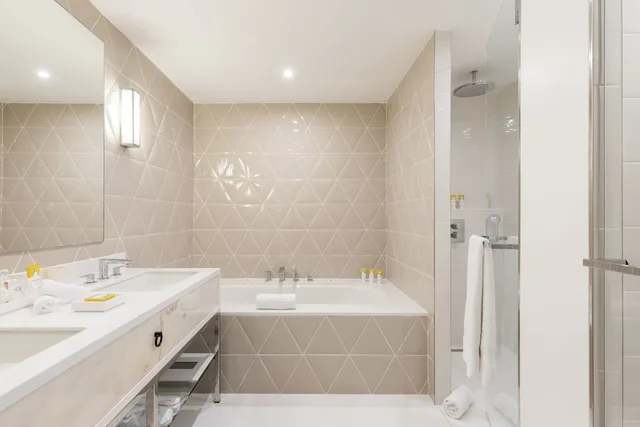 جناح جونيور بسرير كوين، Hotel Chais Monnet and Spa 3/3